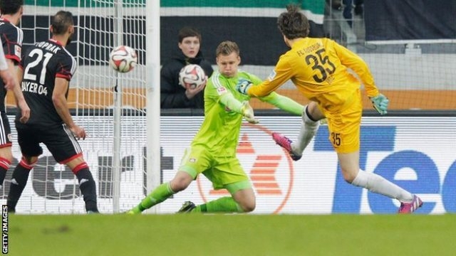VIDEO: Ghi bàn ở phút 90+4 - Thủ môn của Augsburg sắm vai người hùng